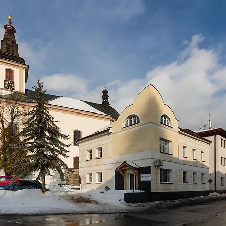 Vlevo&dole Rokytnice nad Jizerou